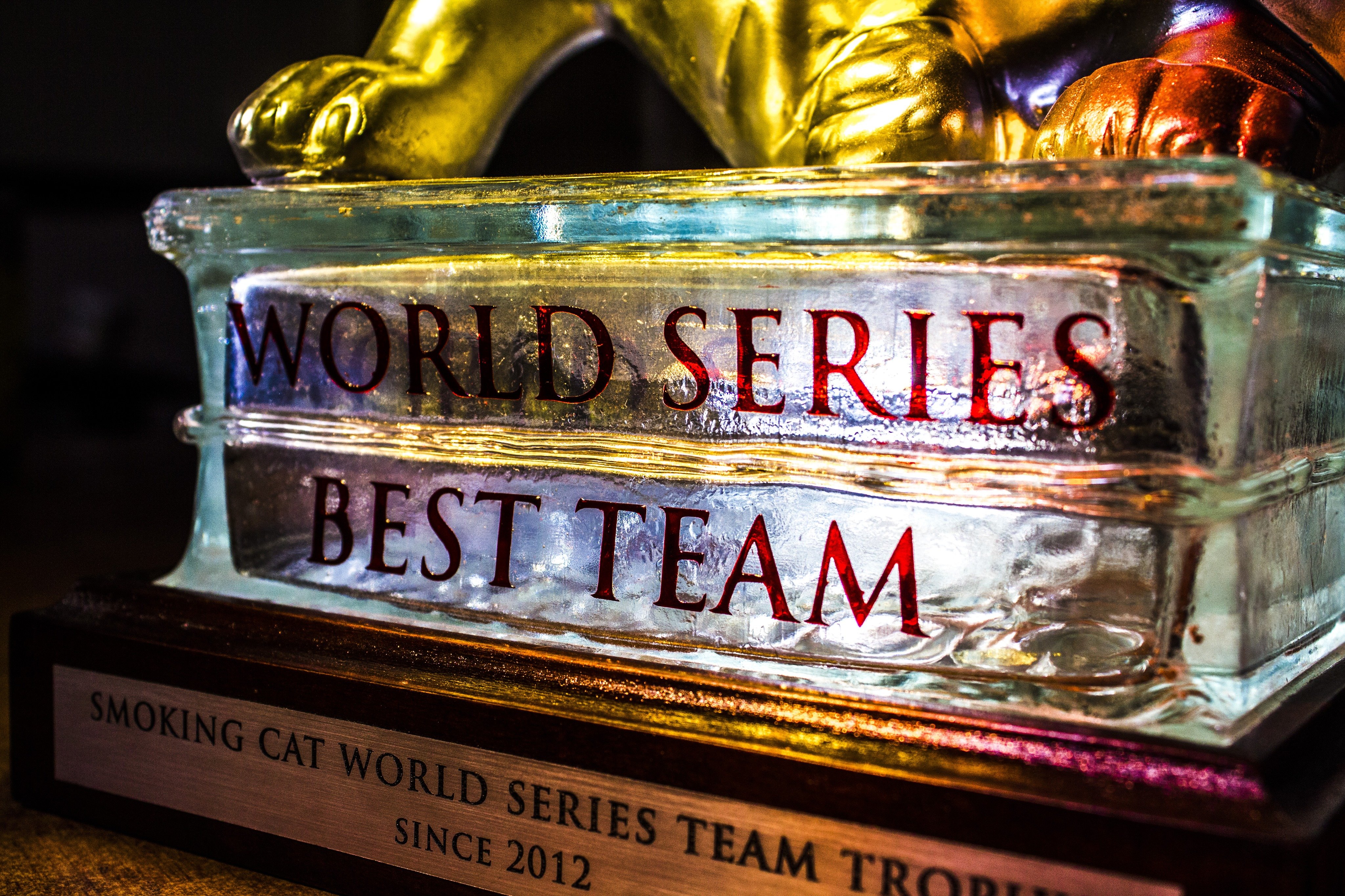 Putovní trofej pro vítězný tým Světové série Kouřící kočky