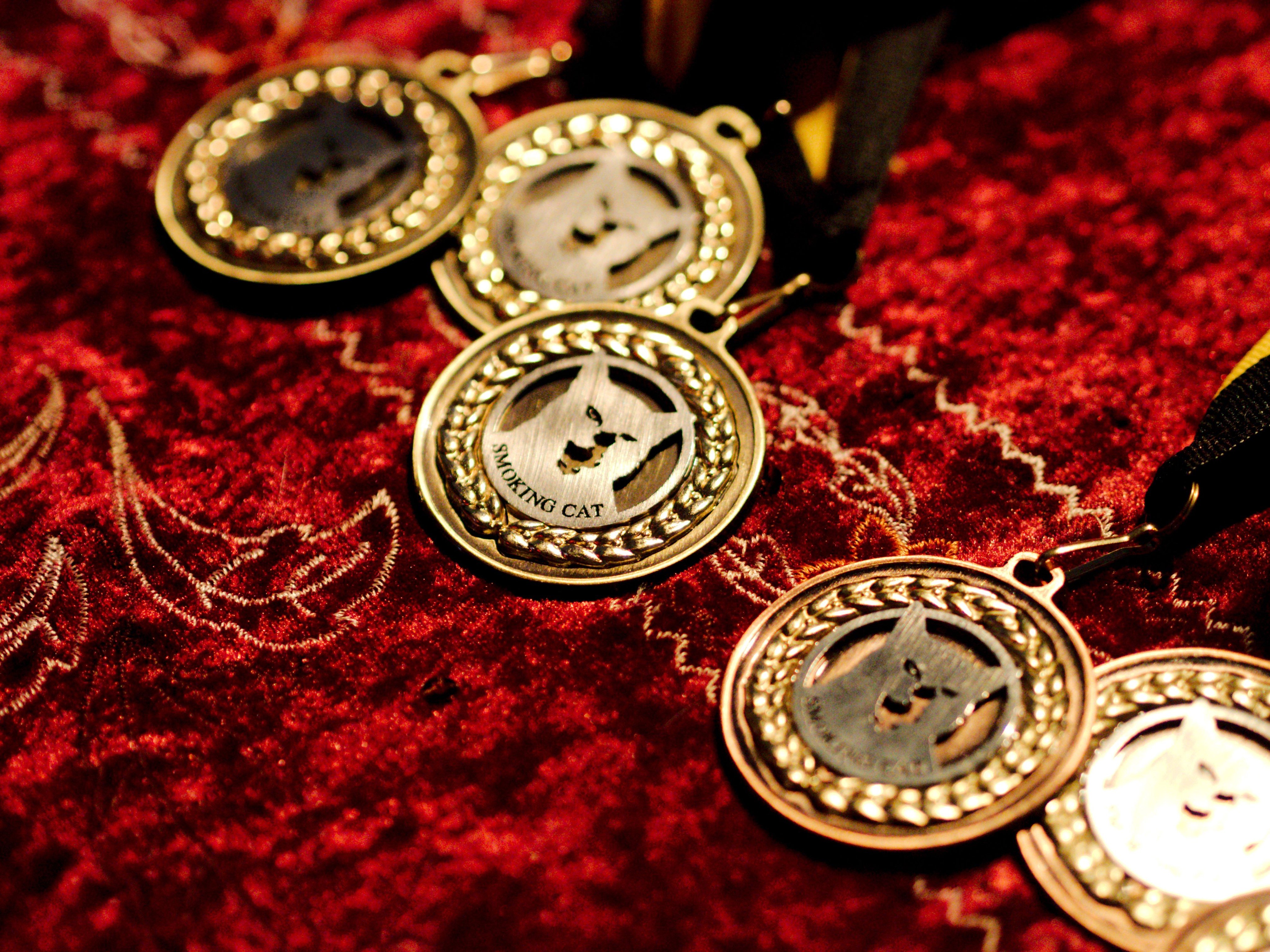 3 sady medailí pro nejúspěšnější týmy Smoking Cat Team Championship